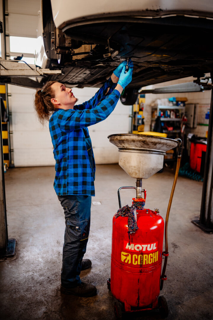 wymiana oleju wymiana oleju w samochodzie