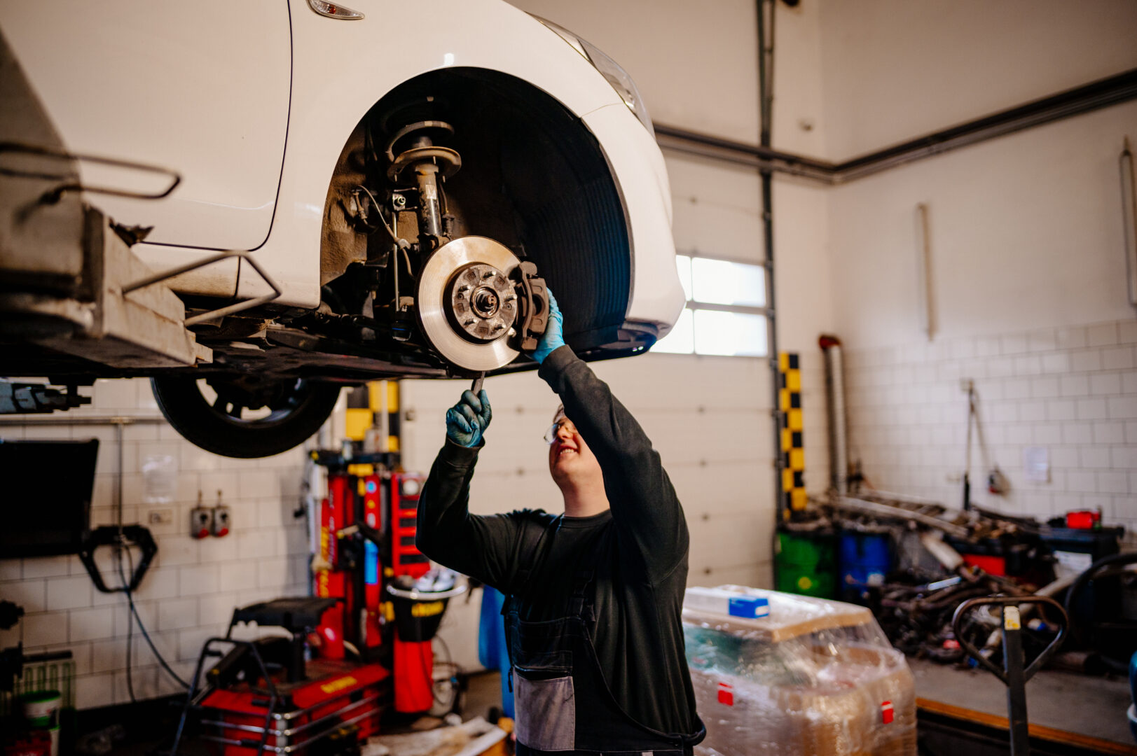 układ hamulcowy naprawa układu hamulcowego w samochodzie